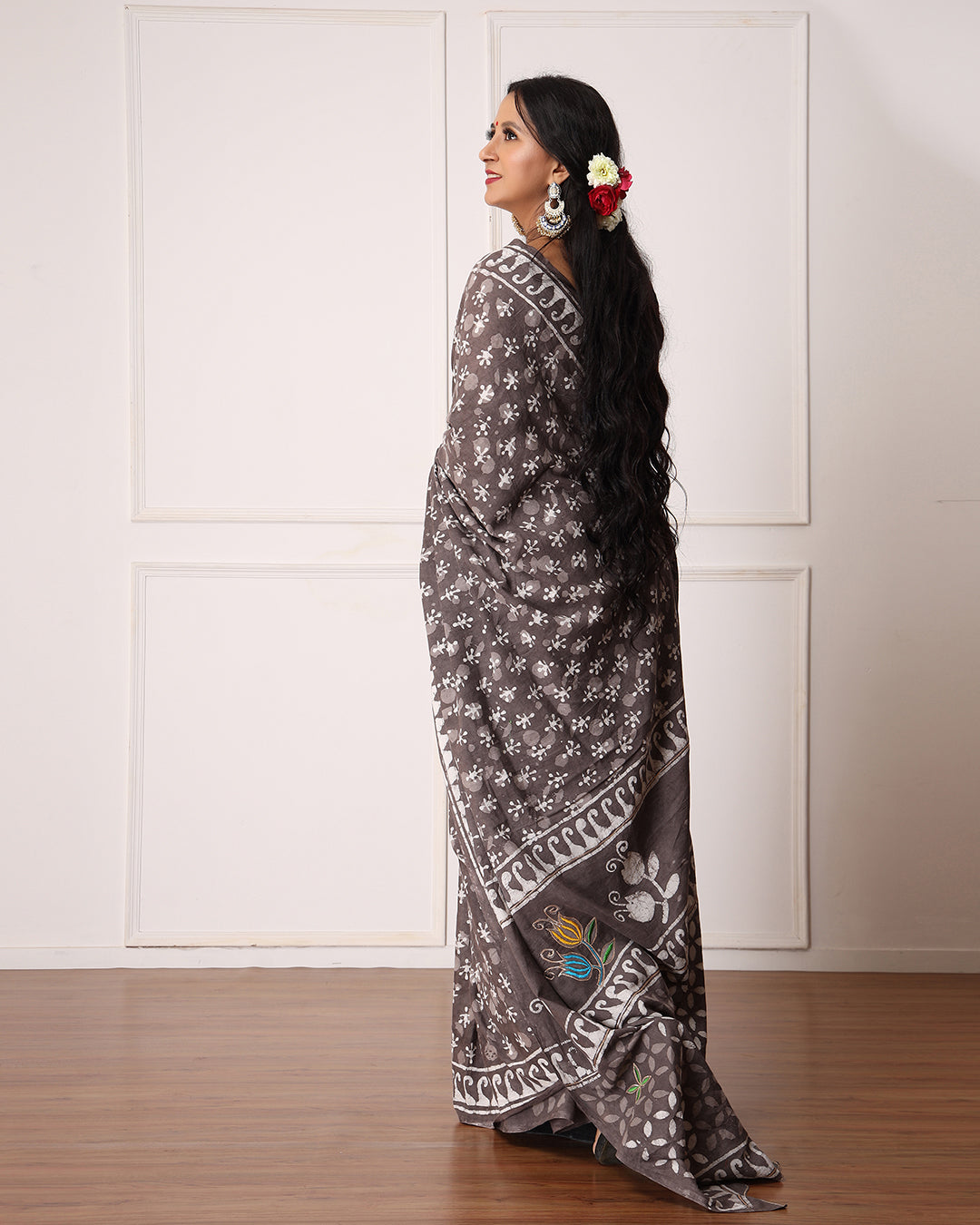 Buti Dabu print Grey Mulmul Saree