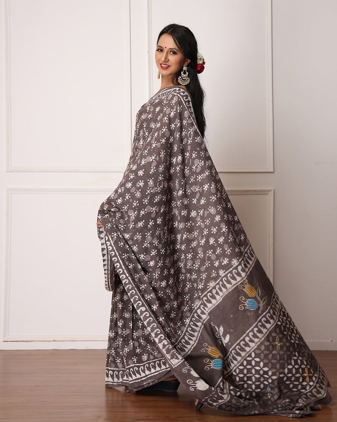 Buti Dabu print Grey Mulmul Saree