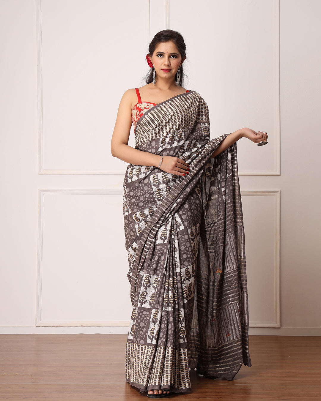 Floral Dabu Print Tint Grey saree