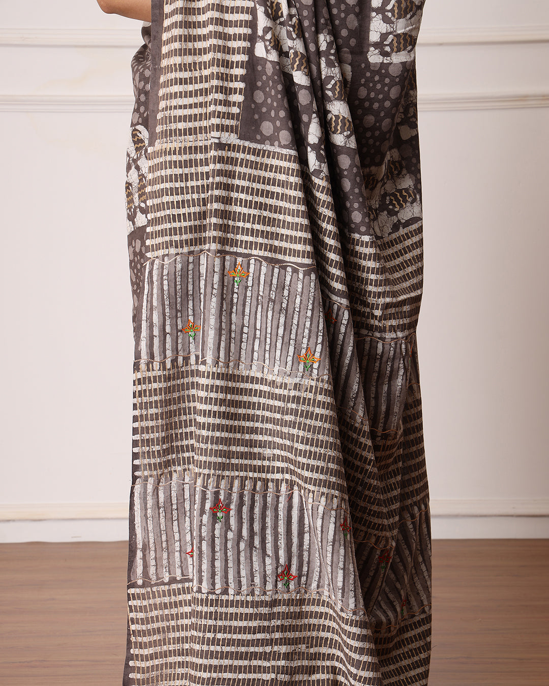 Floral Dabu Print Tint Grey saree