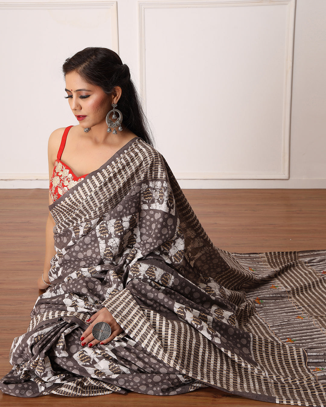 Floral Dabu Print Tint Grey saree