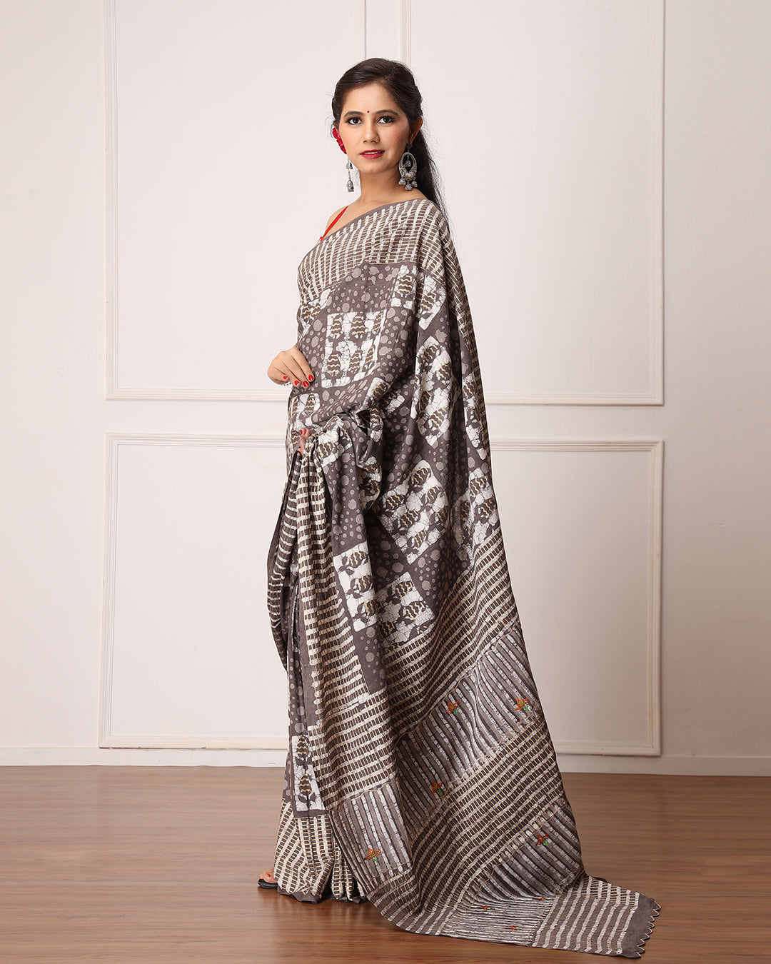 Floral Dabu Print Tint Grey saree