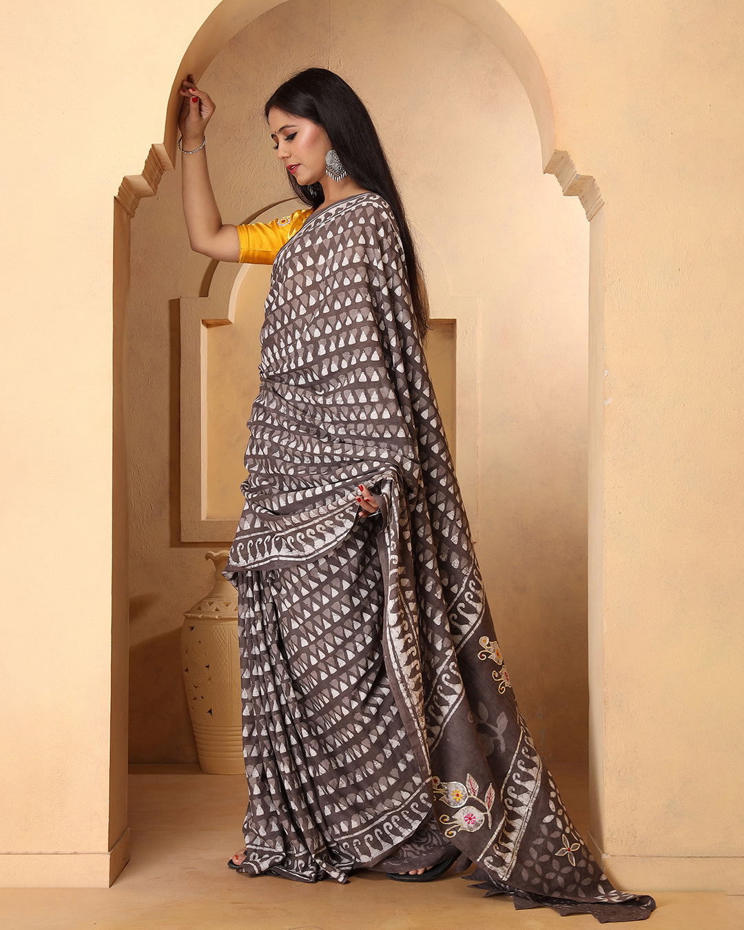 Triangle Dabu Print Grey Saree