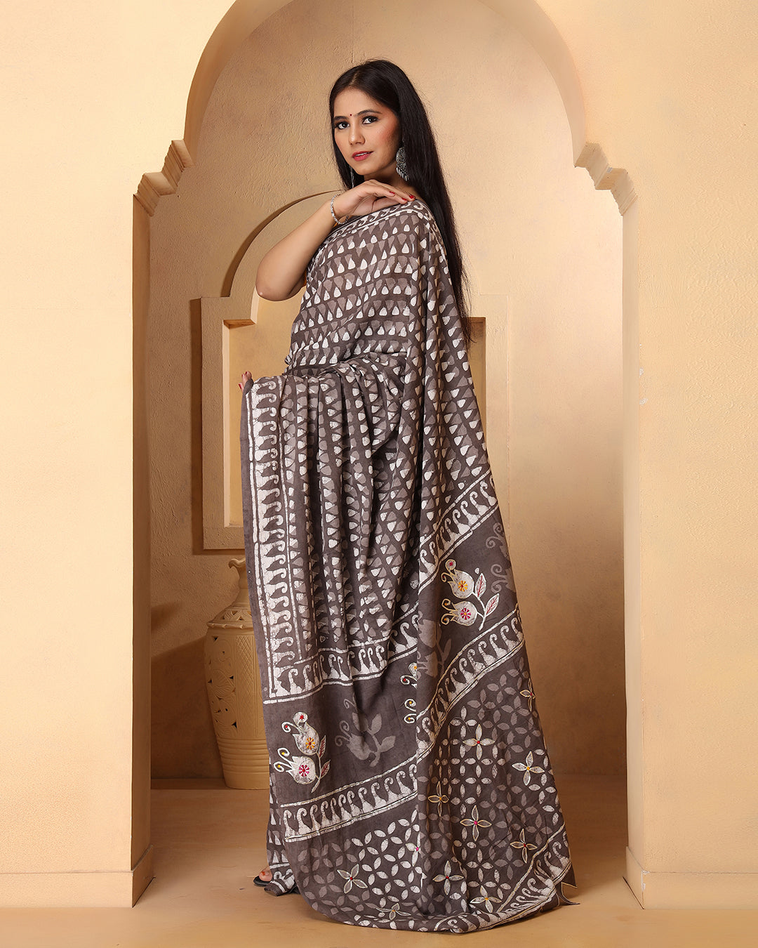 Triangle Dabu Print Grey Saree