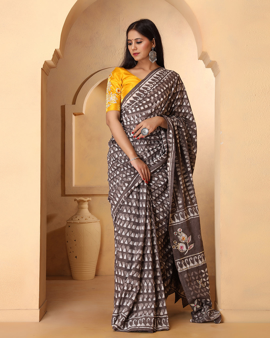 Triangle Dabu Print Grey Saree